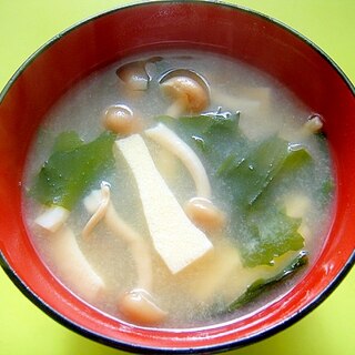 高野豆腐とわかめシメジの味噌汁